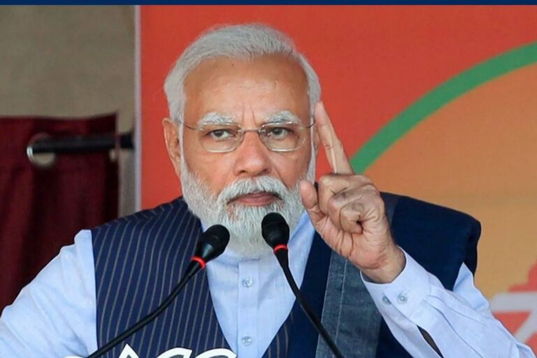 கர்நாடக தேர்தல் பிரசாரத்தில் பிரதமர் மோடியின் வாகனம் மீது விழுந்த செல்போன்! பரபரப்பான தேர்தல்களம்!
