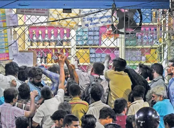 டாஸ்மாக்கில் பீர் தட்டுபாடு! ஊழியர்களுடன் மது பிரியர்கள் வாக்குவாதம் !