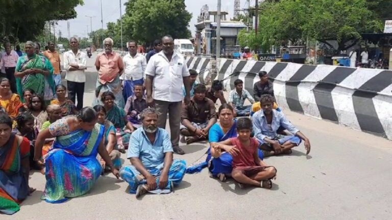 விருத்தாச்சலம் அருகே பள்ளி மாணவனை தாக்கியவர்களை கைது செய்ய கோரி சாலை மறியல்!!
