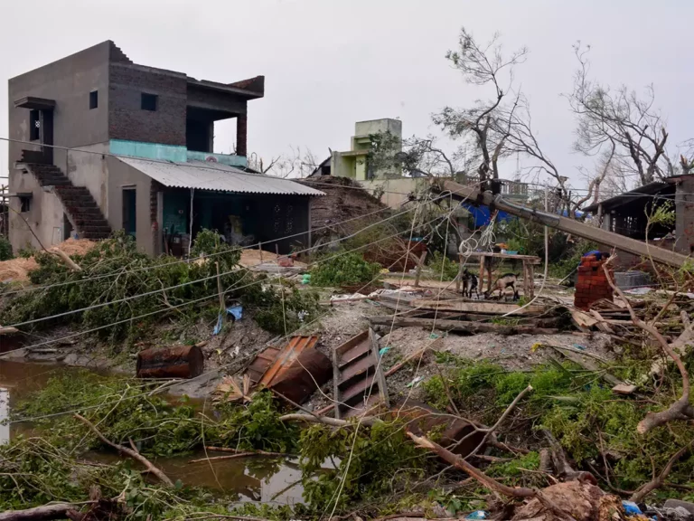 இயற்கை சீற்றங்களால் சேதமடைந்துள்ள குடியிருப்புகள் இடிக்கப்பட்டு கூடுதல் குடியிருப்புகள் கட்டி தரப்படும் – அமைச்சர் தகவல் 