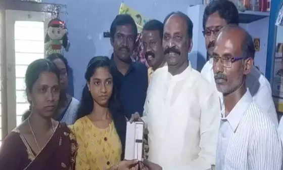 முதல் மதிப்பெண் பெற்ற நந்தினி!! தங்கப் பேனாவை பரிசளித்த வைரமுத்து!!