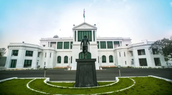 கவர்னர் மாளிகை அருகே ஏராளமான அதிமுகவினர் திரண்டதால் போலீசாருக்கும்  அதிமுகவினருக்கும் இடையே தள்ளுமுள்ளு ஏற்பட்டது!