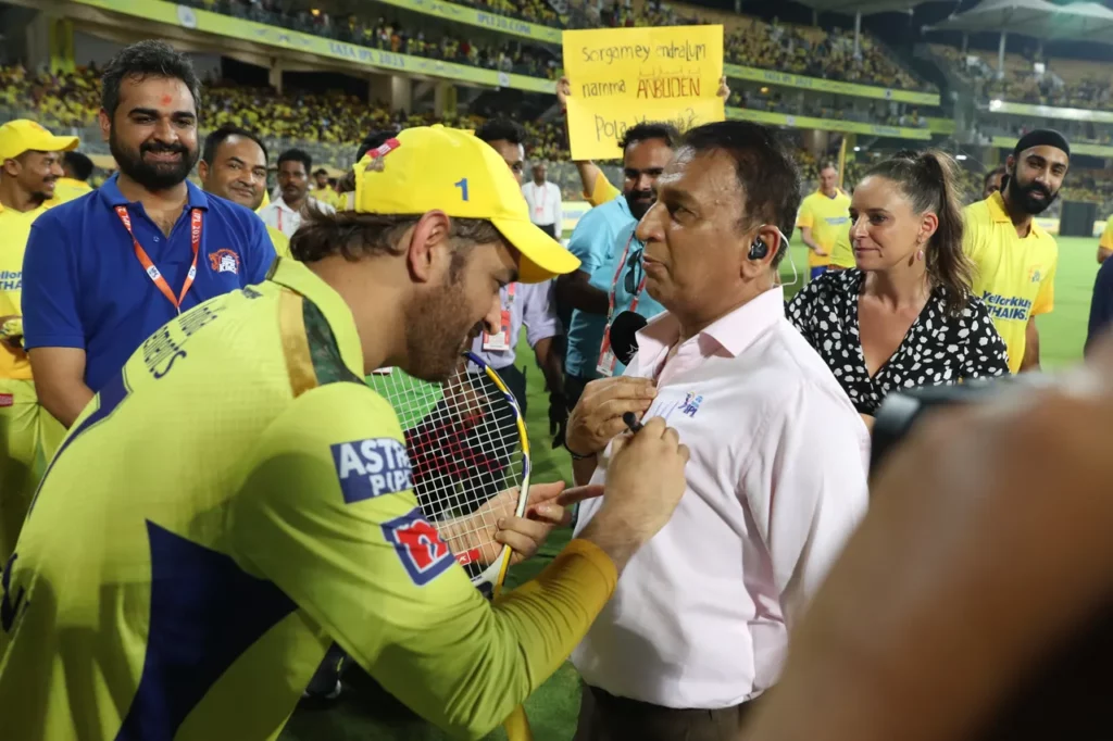 Dhoni's signature on Gavaskar's shirt!! Video going viral on the internet!!