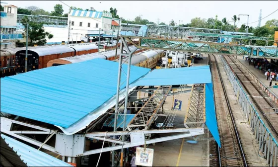 அடித்த காற்றில் திடீரென பறந்து வந்த மேற்கூரை! பயத்தில் கதறிக்கொண்டு  ஓட்டம் பிடித்த பயணிகள்!! 