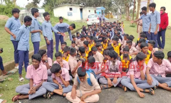 மீண்டும் எங்களுக்கு அவர் தான் வேண்டும்!! பள்ளி வாசலில் மாணவர்கள் பெற்றோருடன் போராட்டம்!! 