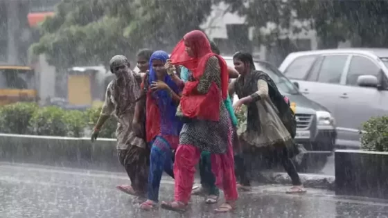 மேற்கு திசை காற்றின் வேக மாறுபாடு!! 13 மாவட்டங்களுக்கு மழை எச்சரிக்கை வானிலை மையம் வெளியிட்ட அறிவிப்பு!!