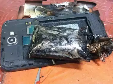 Suddenly the smartphone exploded!! Officer burnt in fire!!