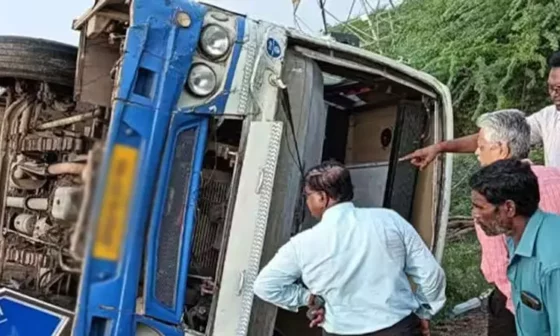 தமிழக அரசு பேருந்து பள்ளத்தில் கவிழ்ந்து விபத்து!! 15 பேர் படுகாயம்!!