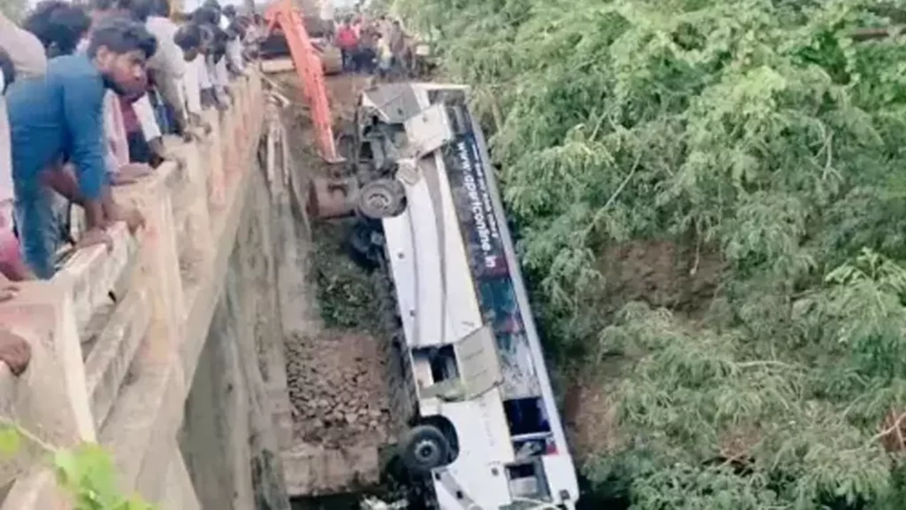 The bus overturned in the canal!! The tragedy happened when I went to the wedding party!!