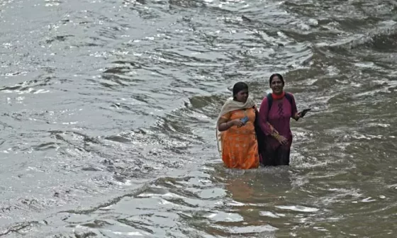 வெள்ளத்தில் மிதக்கும் தலைநகரம்!!  பெருக்கெடுத்து ஓடும் யமுனை ஆற்றில் மக்கள் அவதி!! 