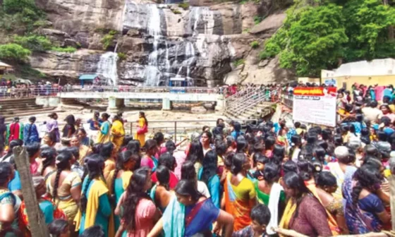 அருவியில் உல்லாச குளியல் போட்ட பெண்கள் !!  அப்போது 6 பெண்களுக்கு நேர்ந்த விபரீத நிகழ்வு!!