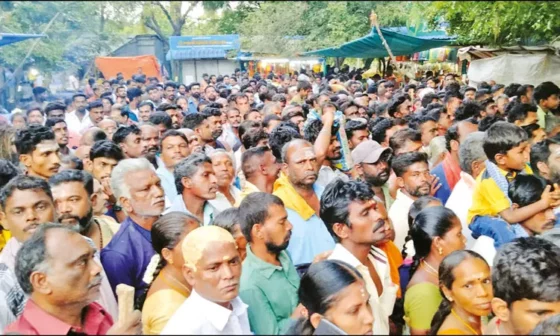 புகழ்பெற்ற மலைக்கோவிலில்  திடீரென ஏற்பட்ட தீ விபத்து!! ஏராளமான பக்தர்கள் இறங்க முடியாமல் தவிப்பு!!