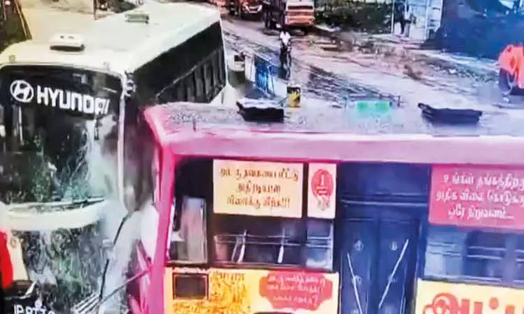 Govt-Private Buses Face-to-Face Clash!! More than 10 people injured!!