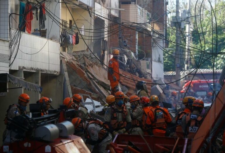 The apartment building suddenly collapsed!! 8 people died!!