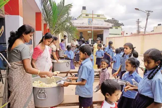 பள்ளி மாணவர்களுக்கு மதிய உணவு வழங்குவதில் வந்த சிக்கல்!! அரசு சந்திக்கும் பிரச்சனை!!