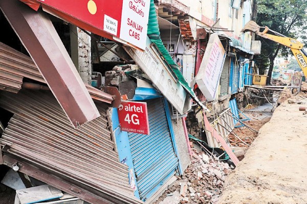 The sudden collapse of shops!! Public panic!!