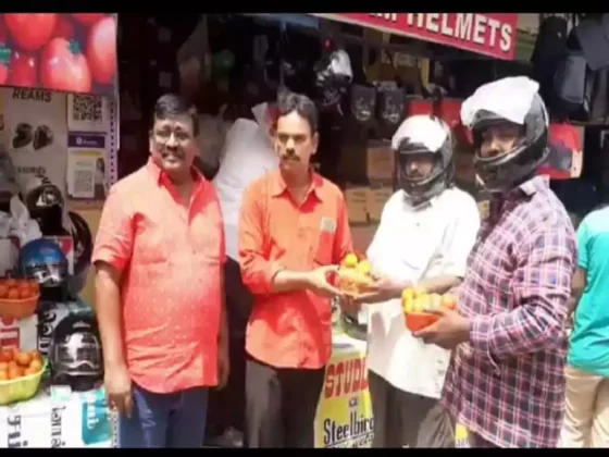 ஹெல்மெட் வாங்கினால் ஒரு கிலோ தக்காளி இலவசம்! சேலத்தில் விற்பனை சூடுபிடிக்கின்றது!!