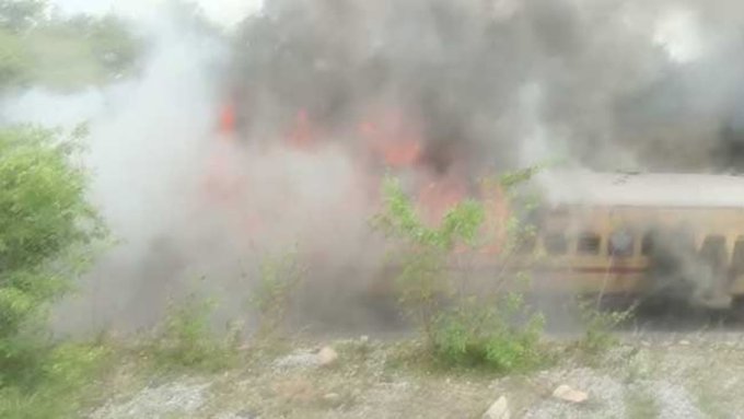 Suddenly the train caught fire!! Busy among passengers!!
