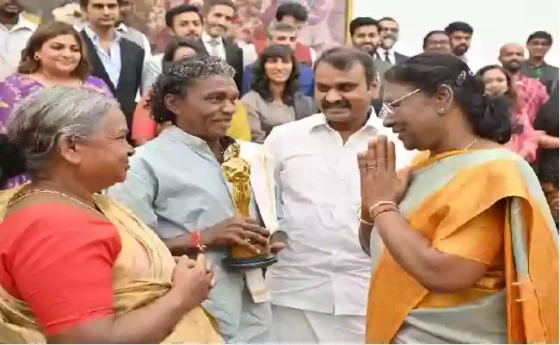 முதுமலை யானைகள் முகாமிற்கு வருகை தந்த ஜனாதிபதி… பொம்மன், பெள்ளியை சந்தித்து பேசிய ஜனாதிபதி திரௌபதி முர்மு!!
