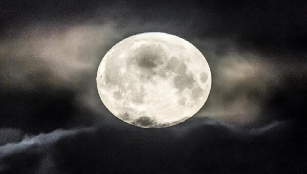 A second super moon will appear in the sky today!! Don't miss it guys!!