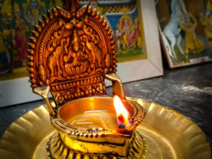 இந்த எண்ணையை பயன்படுத்தி விளக்கு போட்டால் வாழ்நாள் முழுவதும் கடன் என்ற பேச்சு இருக்காது!!