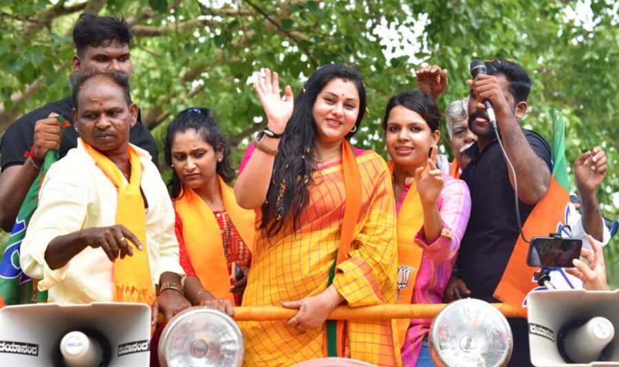 பிரதமர் பொதுக்கூட்டத்தில் அனுமதி மறுப்பு.. அதிகாரிகளுடன் வாக்குவாதத்தில் ஈடுபட்ட நடிகை நமீதா..!!