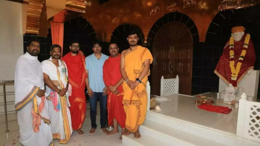 தாயின் ஆசைக்காக கோவில் கட்டி கொடுத்த நடிகர் விஜய்!