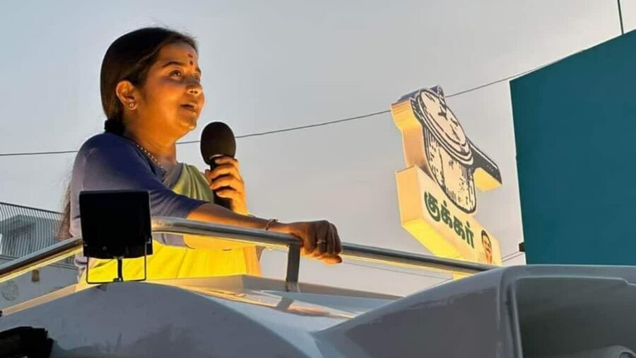 உங்க வீட்டில் உள்ள குக்கரை பார்த்தால் அமமுக சின்னம் நியாபகம் வர வேண்டும்!! டிடிவி தினகரன் மனைவி பிரச்சாரம்!!