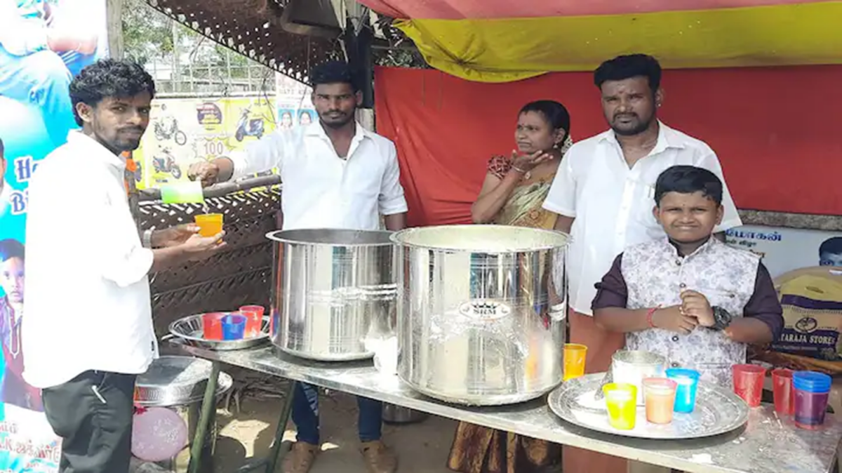 30 years in Thanjavur a single man quenching the thirst of public..!!