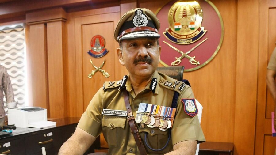 வேலையில் இருக்கும் பொழுது போலீசார் செல்பி எடுக்கக் கூடாது!! சென்னை காவல் ஆணையர் சந்தீப் ராய் ரத்தோர் அறிவிப்பு!! 