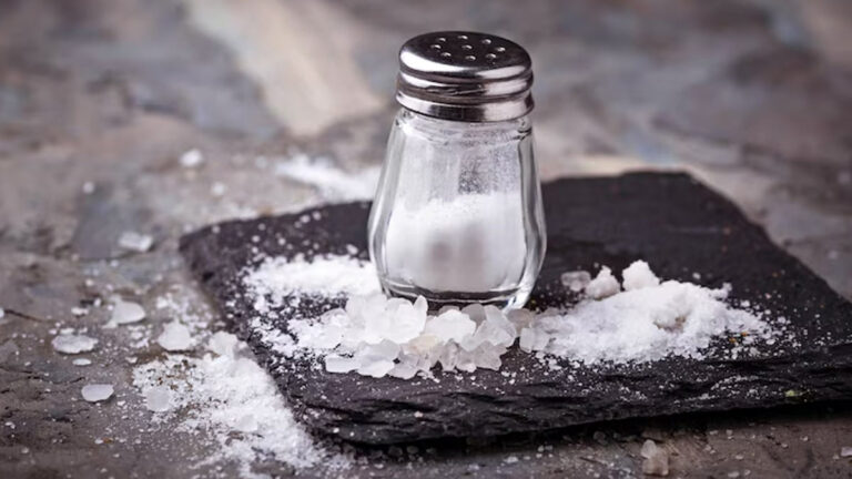 Health Tips: Are you adding too much salt to your diet? This habit is very wrong!!