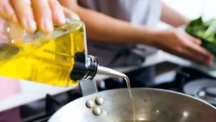 Reusing Cooking Oil Side Effects: Are you a person who repeatedly uses cooking oil for cooking? This is the risk of buying at a price!