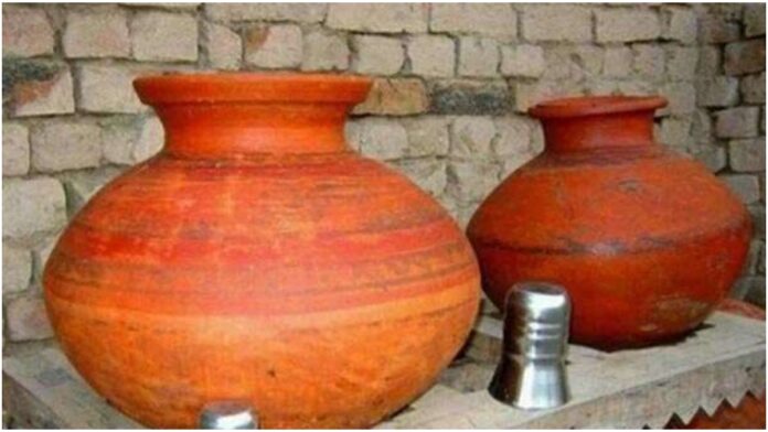 If you buy a new earthen pot, do not do this and pour water in it and drink it!!