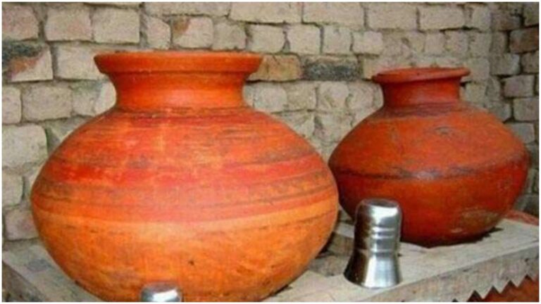 If you buy a new earthen pot, do not do this and pour water in it and drink it!!