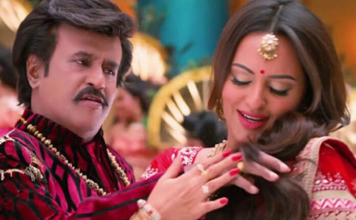 FLASH: Rajini Movie Heroine Holds Love Husband's Hand!!