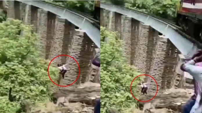 Passengers shocked by the sudden train! The video of jumping into a 90-foot chasm is viral!