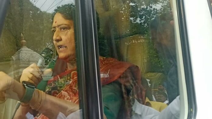 Cyclone tour across Tamil Nadu! Sasikala went to meet the volunteers!