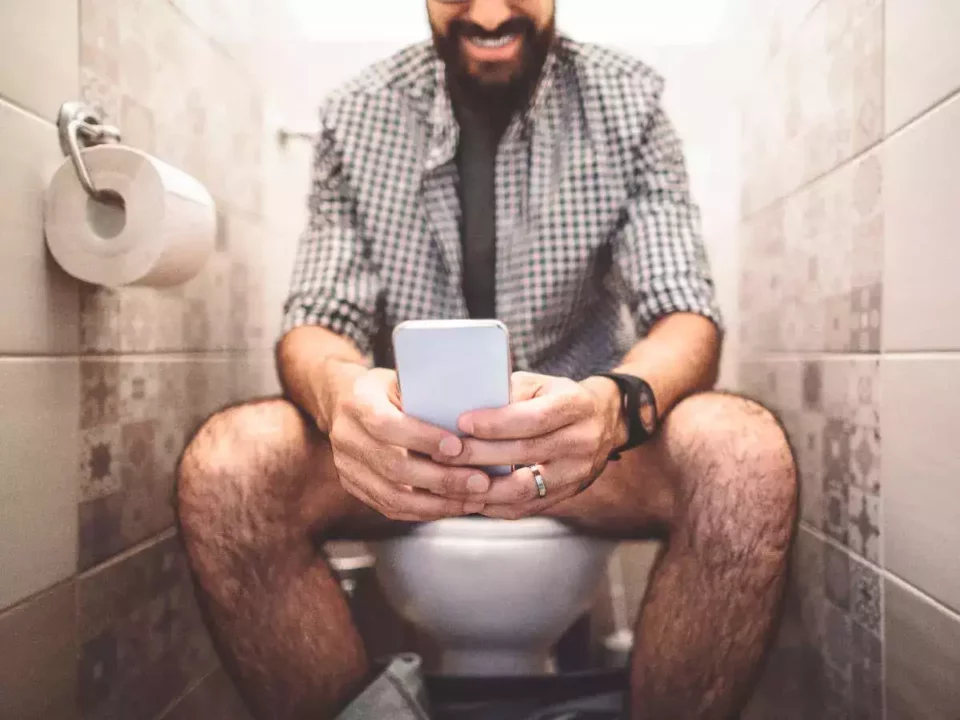 Are you in the habit of using your cell phone in the toilet? Big danger!!!