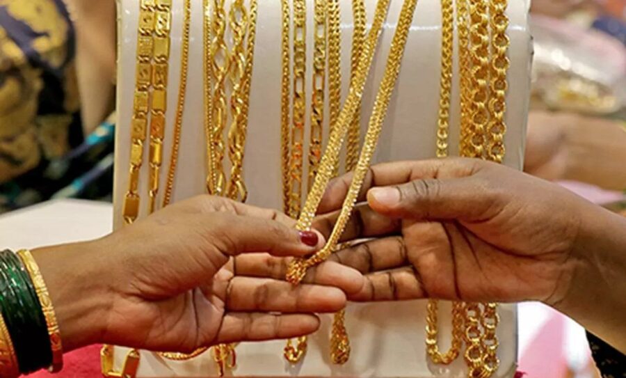 பொது மக்களுக்கு ஹேப்பி நியூஸ்!! சறுக்கிய தங்கம் விலை இன்றே தங்கம் வாங்க தங்கமான நாள்!!
