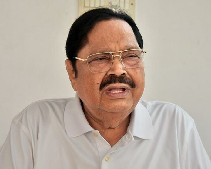 What happened to minister Duraimurugan who tried to board the train?