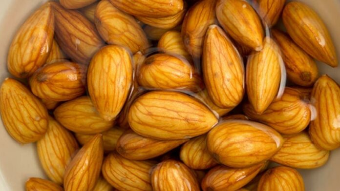 If you soak almonds like this and eat them, you will get many health benefits for your body!!