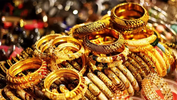 As Diwali approaches, the gold shop gets crowded! But the price of gold at an untouchable height!