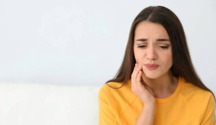 Can't stand toothache? If you do this with garlic + salt you will get 100% solution!!