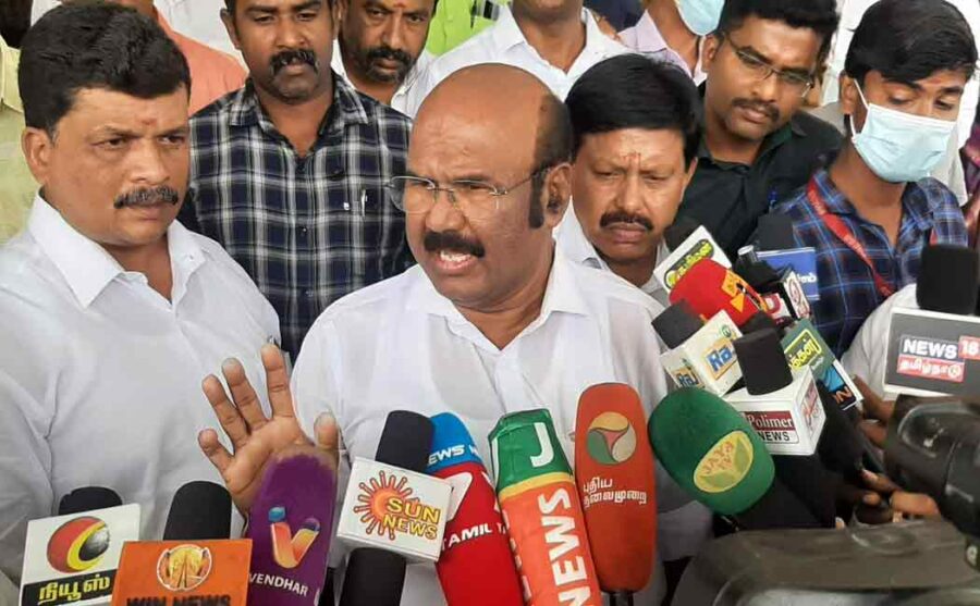 அவர் முதுகை அவர் திரும்பி பார்க்கட்டும்!! துணை முதலமைச்சருக்கு பதிலடி கொடுத்த முன்னாள் அமைச்சர்!! 