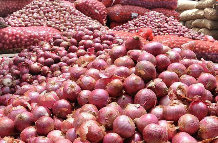 Good news for housewives!! Onion prices plummet!!