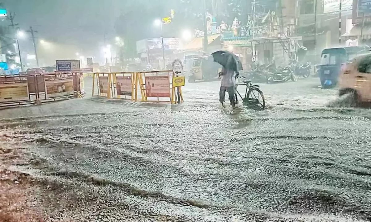 Cyclone "Fenchal" caused heavy rains in the surrounding roads of Chennai