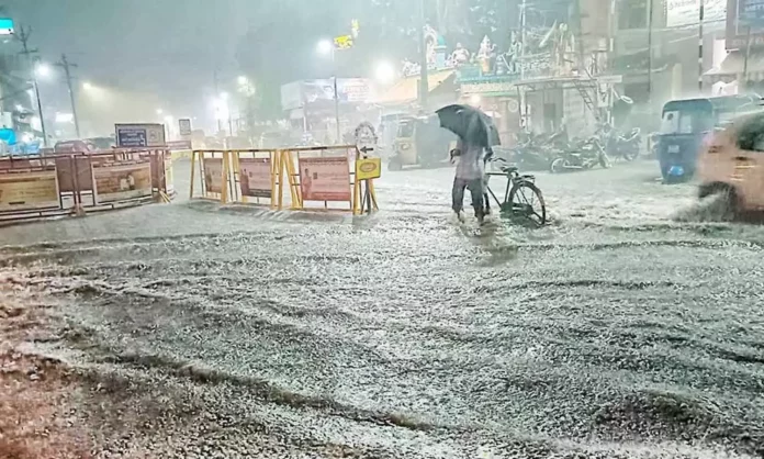 Cyclone "Fenchal" caused heavy rains in the surrounding roads of Chennai