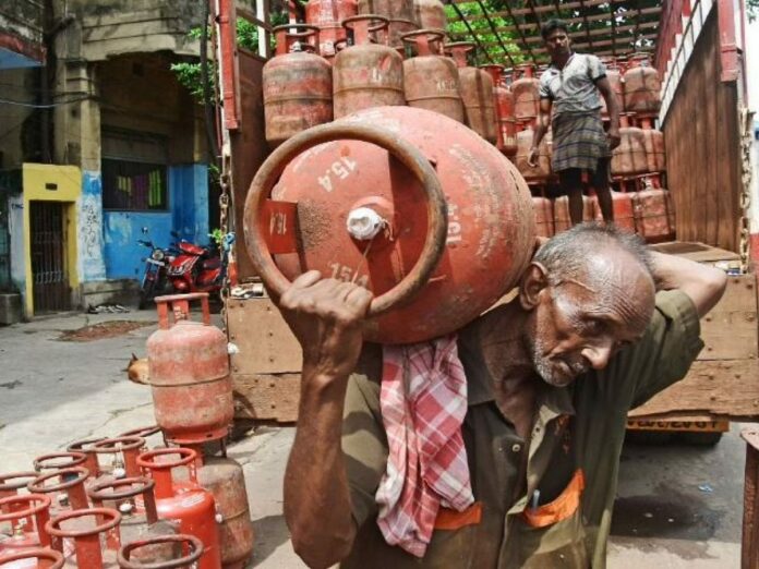 People flocking to the ration shop!! Now gas cylinder is only Rs.450!!