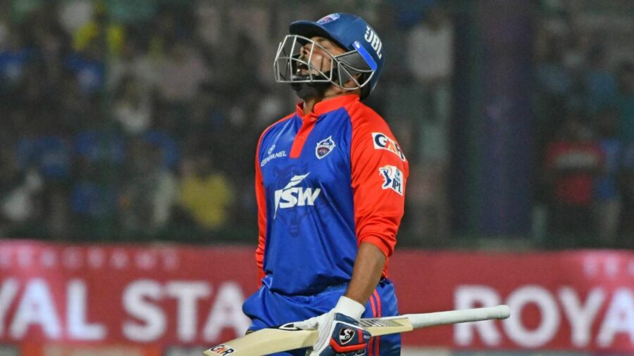 கோடியில் இருந்து லட்சத்திற்கு சரிந்த IPL வீரர்!! வாய்கொழுப்பால் வழியில்லாமல் நிற்கும் பிரிதிவ் ஷா!!  
