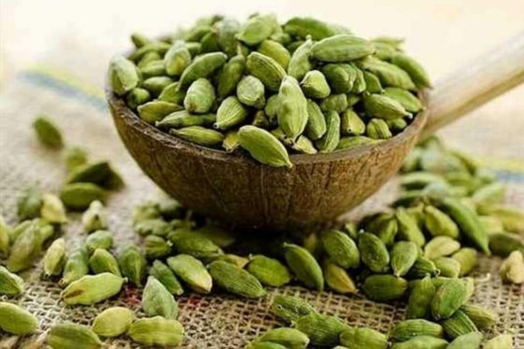 If you put 1 cardamom in your mouth daily.. BP, bad breath and stomach problems will disappear!!